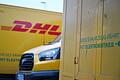 DHL-Paketzentrum in Düsseldorf       -  Elektro-Transporter von DHL stehen auf dem Gelände einer Düsseldorfer Zustellbasis. Von 120 Transportern sind dort 49 Stromer, auch dort soll der Elektro-Anteil künftig steigen.