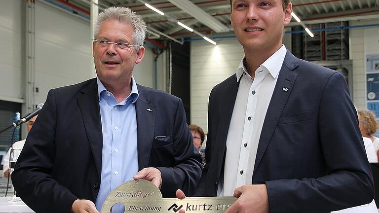 Schlüsselübergabe von Rainer Kurtz, dem geschäftsführenden Gesellschafter der Kurtz Ersa, an den Geschäftsführer des Logistikzentrums, Matthias Hofmann.