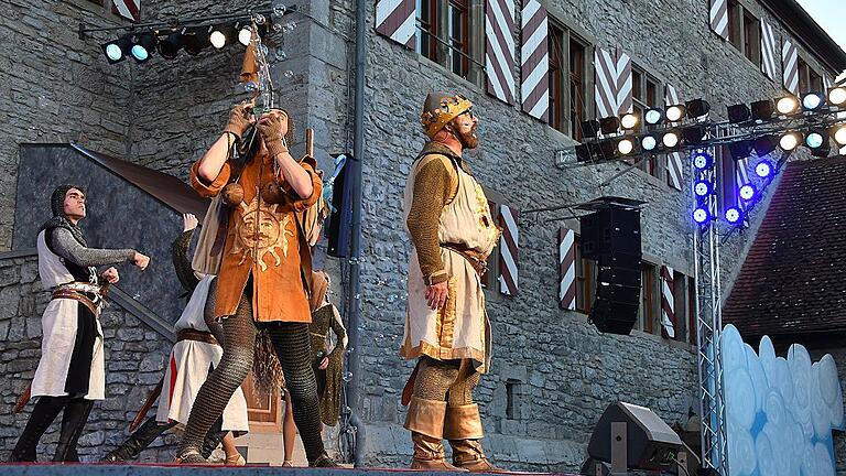 Die Röttinger Burg Brattenstein solle als Kulisse erlebbar sein, findet der neue Intendant der Frankenfestspiele, Lars Wernecke (das Foto zeigt eine Szene des Musicals &bdquo;Spamalot&ldquo; in diesem Jahr).