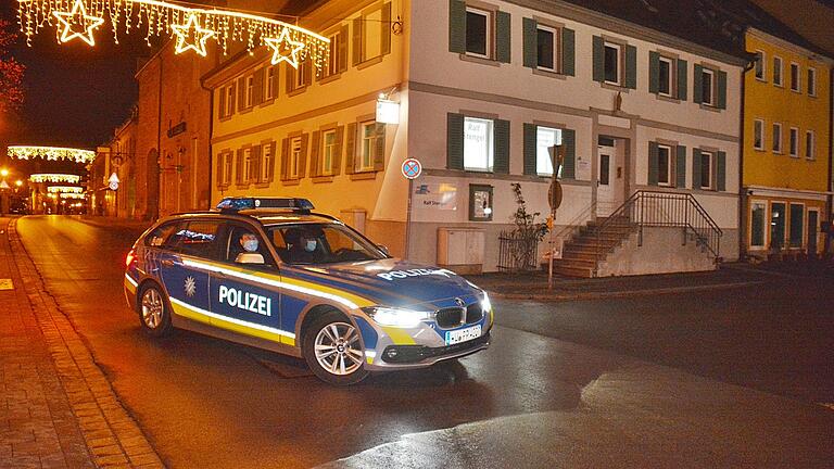 Auf Streife an Silvester 2020 - ein fast gespenstisches Bild: Der Streifenwagen in der weihnachtlich geschmückten Stadt, allein unterwegs, kein Mensch auf der Straße.