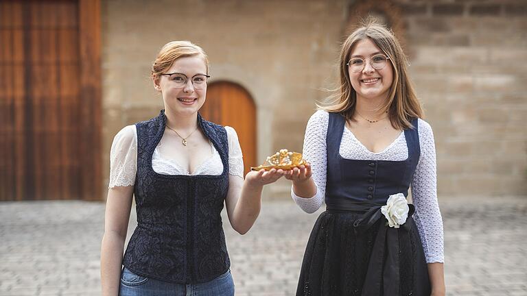 Am 30. Oktober überreicht Franziska Baumann (rechts) die Krone der Marktgemeindeweinprinzessin von Oberschwarzach an Laetitia Stockmeyer. Am 30. Oktober überreicht Franziska Baumann (rechts) die Krone der Marktgemeindeweinprinzessin von Oberschwarzach an Laetitia Stockmeyer.