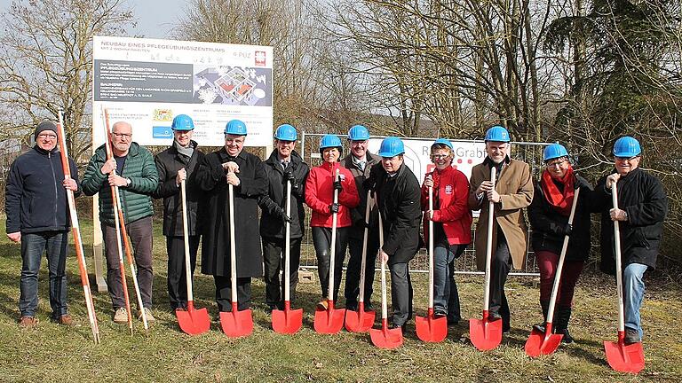 Freuen sich über den baldigen Bau des „Modellprojekts der Pflege der Zukunft“ in Mellrichstadt: (von links) Walter Behringer von der ausführenden Baufirma in Bastheim, Architekt Peter Dechant, Reiner Türk, Vorsitzender des Kreiscaritasverbands, Domkapitular Clemens Bieber, Rainer Kaufmann, Bezirksgeschäftsführer der Malteser, Caritas-Pflegedienstleiterin Ulli Feder, der stellvertretende Bürgermeister Thomas Dietz, der Landtagsabgeordnete Sandro Kirchner, Caritas-Kreisgeschäftsführerin Angelika Ochs, der Landtagsabgeordnete Steffen Vogel, Johanna Dietz (Gesamtleitung ambulante Altenhilfe im Kreiscaritasverband) und der stellvertretende Landrat Josef Demar. Freuen sich über den baldigen Bau des „Modellprojekts der Pflege der Zukunft“ in Mellrichstadt: (von links) Walter Behringer von der ausführenden Baufirma in Bastheim, Architekt Peter Dechant, Reiner Türk, Vorsitzender des Kreiscaritasverbands, Domkapitular Clemens Bieber, Rainer Kaufmann, Bezirksgeschäftsführer der Malteser, Caritas-Pflegedienstleiterin Ulli Feder, der stellvertretende Bürgermeister Thomas Dietz, der Landtagsabgeordnete Sandro Kirchner, Caritas-Kreisgeschäftsführerin Angelika Ochs, der Landtagsabgeordnete Steffen Vogel, Johanna Dietz (Gesamtleitung ambulante Altenhilfe im Kreiscaritasverband) und der stellvertretende Landrat Josef Demar.