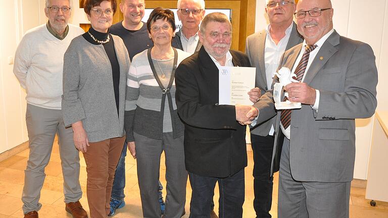 Ehrungen für treue Mitgliedschaft und langjährige Mitarbeit in der Vorstandschaft bei der Eigenheimervereinigung Werneck. Im Bild (von links): Walter Streng, Bürgermeisterin Edeltraud Baumgartl, zweiter Vorsitzender Christian Reith, Luise Troll, Hermann Gröger, Norbert Fröhlich, Vorsitzender Otmar Hart und der Vizepräsident des Eigenheimerverbandes, Heinz Amling.