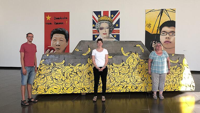Die Kunsthalle Schweinfurt bietet ab September auch Inklusionsführungen für gehörlose Personen an. Im Bild: Jochen Gräf und Margit Friedrich, Vorsitzende des Gehörlosenvereins Schweinfurt und Umgebung, sowie Gebärdenführerin Sabrina Göb (Mitte).