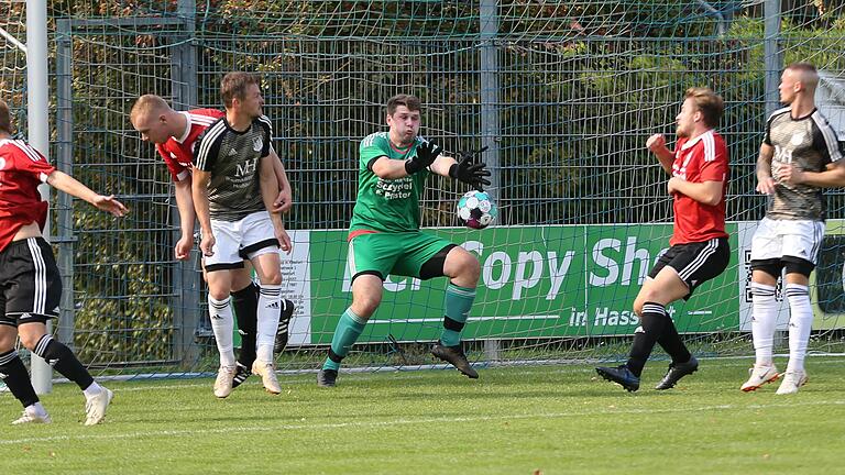Nach einer Freistoß von Dampfachs Stefan Greb (nicht im Bild) segelt der Ball ohne weitere Berührung zum 2:0 ins Tor. Bergrheinfelds Keeper Florian Müller greift daneben.