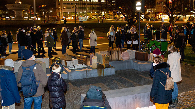 Tag des Gedenkens an die Opfer des Nationalsozialismus: Bei einer Kundgebung am DenkOrt am Bahnhofsvorplatz wurden am Donnerstagabend die Namen 164 deportierter Kinder verlesen. Tag des Gedenkens an die Opfer des Nationalsozialismus: Bei einer Kundgebung am DenkOrt am Bahnhofsvorplatz wurden am Donnerstagabend die Namen 164 deportierter Kinder verlesen.