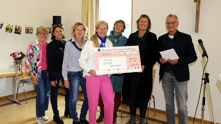Bei der Spendenübergabe mit dem Scheck Sonja Haas, die Vorsitzende des Frauenbunds Poppenhausen/Hain, und ihre Vertreterin Carola Faulstich mit den Beisitzerinnen Marion Hofmann, Marliese Schmitt, Anschi Hohmann und Rosi Werner-Pinke; rechts der Büchereileiter Ulrich Müller. Bei der Spendenübergabe mit dem Scheck Sonja Haas, die Vorsitzende des Frauenbunds Poppenhausen/Hain, und ihre Vertreterin Carola Faulstich mit den Beisitzerinnen Marion Hofmann, Marliese Schmitt, Anschi Hohmann und Rosi Werner-Pinke; rechts der Büchereileiter Ulrich Müller.