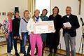 Bei der Spendenübergabe mit dem Scheck Sonja Haas, die Vorsitzende des Frauenbunds Poppenhausen/Hain, und ihre Vertreterin Carola Faulstich mit den Beisitzerinnen Marion Hofmann, Marliese Schmitt, Anschi Hohmann und Rosi Werner-Pinke; rechts der Büchereileiter Ulrich Müller.