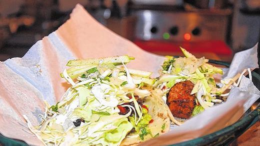 Typisch: Mais-Tortilla mit Fleisch und Salat. Typisch: Mais-Tortilla mit Fleisch und Salat.