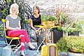 Balkonwelten heute und morgen: Eva-Maria Geiger, Leiterin des Zierplanzenbaus bei der LWG, mit Gärtnermeisterin Christine Mußer (rechts) im Balkon &bdquo;Natur-Tankstelle&ldquo;. Hier gibt es Kulinarisches für Mensch und Tier. Balkongemüse wie Tomaten und Granatapfel treffen auf insektenfreundliche Pflanzen wie Goldzweizahn, Wandelröschen oder Kokardenblume.