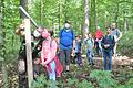 Mit &quot;Guckfernrohren&quot; lassen sich Spechthöhlen in der Waldabteilung &quot;Hegholz&quot; entdecken. Mit im Bild Thomas Helmschrott.