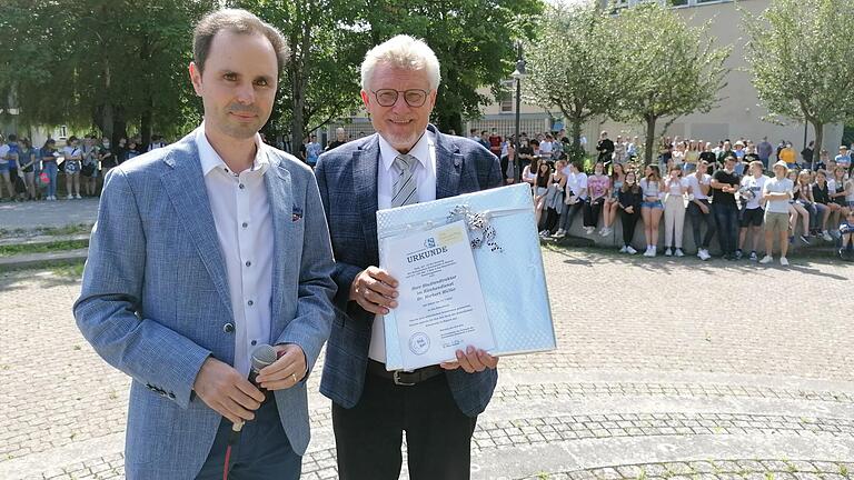 Aus den Händen von Schulleiter Markus Binzenhöfer erhielt Dr. Herbert Müller seine Entlassungsurkunde. Aus den Händen von Schulleiter Markus Binzenhöfer erhielt Dr. Herbert Müller seine Entlassungsurkunde.