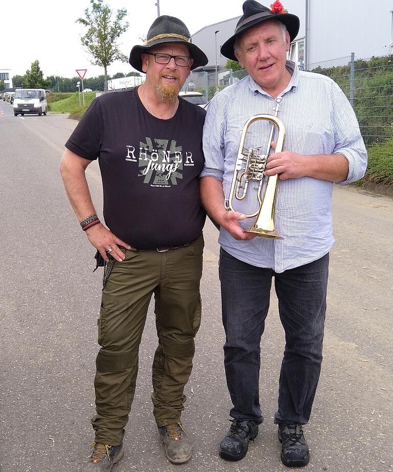 Mit seiner Musik schenkt Franz-Josef Graf (rechts) den Menschen im Flutkatastrophengebiet ein kleines bisschen Freude. Das bekamen auch die Rhöner (im Bild Carsten Hess) zu spüren. Mit seiner Musik schenkt Franz-Josef Graf (rechts) den Menschen im Flutkatastrophengebiet ein kleines bisschen Freude. Das bekamen auch die Rhöner (im Bild Carsten Hess) zu spüren.