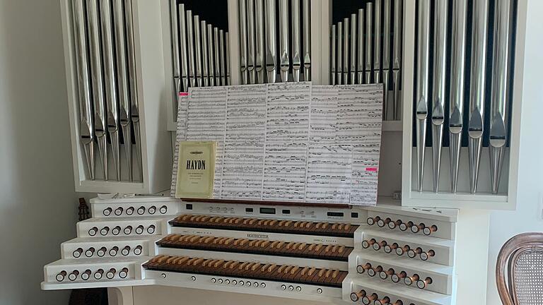 Eine gut ausgestattete digitale Orgel steht in Christel Hüttners Musikzimmer. Eine gut ausgestattete digitale Orgel steht in Christel Hüttners Musikzimmer.