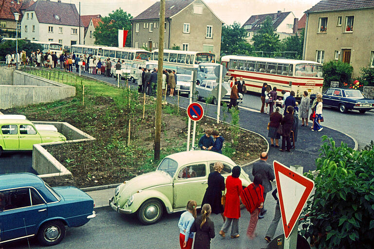 Mit zehn Bussen und etwa 80 Autos waren die Franzosen am 30. Juni 1972 aus Mamers zum Gründungsfest der Städtepartnerschaft nach Gerolzhofen gereist. Das Foto zeigt einen Teil davon im Lülsfelder Weg. Mit zehn Bussen und etwa 80 Autos waren die Franzosen am 30. Juni 1972 aus Mamers zum Gründungsfest der Städtepartnerschaft nach Gerolzhofen gereist. Das Foto zeigt einen Teil davon im Lülsfelder Weg.