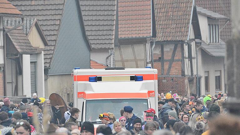 Mitten drin im Faschingsrummel von Aubstadt der Rettungswagen des BRK Rhön-Grabfeld.