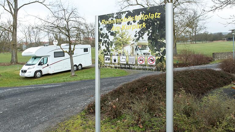 Der Wohnmobilstellplatz in Mühlbach hat Zukunft, ist Kurdirektor Horst Mikliss überzeugt. Er soll deshalb nach Wunsch des Geschäftsführers der Tourismus und Stadtmarketing Bad Neustadt GmbH zeitnah überplant werden. Der Wohnmobilstellplatz in Mühlbach hat Zukunft, ist Kurdirektor Horst Mikliss überzeugt. Er soll deshalb nach Wunsch des Geschäftsführers der Tourismus und Stadtmarketing Bad Neustadt GmbH zeitnah überplant werden. 