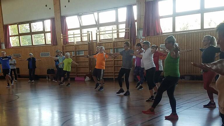 Zum Lizenzverlängerungslehrgang mit dem Thema „Koordinationstraining für Best-Ager“ waren 26 Übungsleiter/innen aus ganz Unterfranken in die Sporthalle Niederlauer gekommen, um sich im Seniorensport weiterzubilden. Zum Lizenzverlängerungslehrgang mit dem Thema „Koordinationstraining für Best-Ager“ waren 26 Übungsleiter/innen aus ganz Unterfranken in die Sporthalle Niederlauer gekommen, um sich im Seniorensport weiterzubilden.
