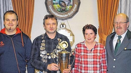 Das Königshaus: im Bild von links zweiter Ritter Lukas Stark, Schützenkönig Alexander Scheuplein, erster Ritter Britta Bieler, Schützenmeister Hubert Stark.