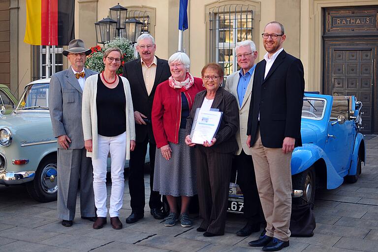 Übergabe von über 2300 Unterschriften für den Erhalt der Leighton-Tankstelle (von links nach rechts): Heinz Henneberger (Oldtimer-Freunde), Gästeführerin Antje Hansen, Herbert Stapff (Siedlervereinigung Sieboldshöhe), CSU-Stadträtin Helga Hoepffner, Bürgermeisterin Marion Schäfer-Blake, CSU-Stadtrat Willi Dürrnagel, SPD-Fraktionsvorsitzender Alexander Kolbow.