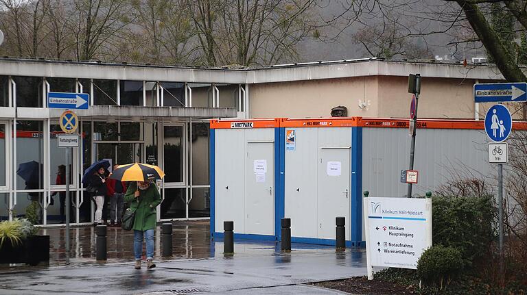 Klinikum Main-Spessart in Lohr: Container vor der Pforte, die nur noch als Ausgang, nicht aber als Eingang genutzt werden darf. Klinikum Main-Spessart in Lohr: Container vor der Pforte, die nur noch als Ausgang, nicht aber als Eingang genutzt werden darf.