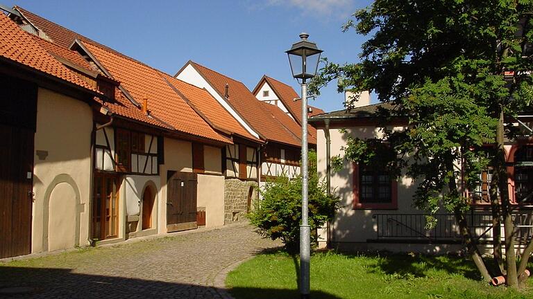 'Gold, goldener, Geldersheim' titelte die Main-Post, als der Ort 2015 landesweit mit Gold ausgezeichnet wurde. Im Bild die restaurierte Gadenanlage. 'Gold, goldener, Geldersheim' titelte die Main-Post, als der Ort 2015 landesweit mit Gold ausgezeichnet wurde. Im Bild die restaurierte Gadenanlage.