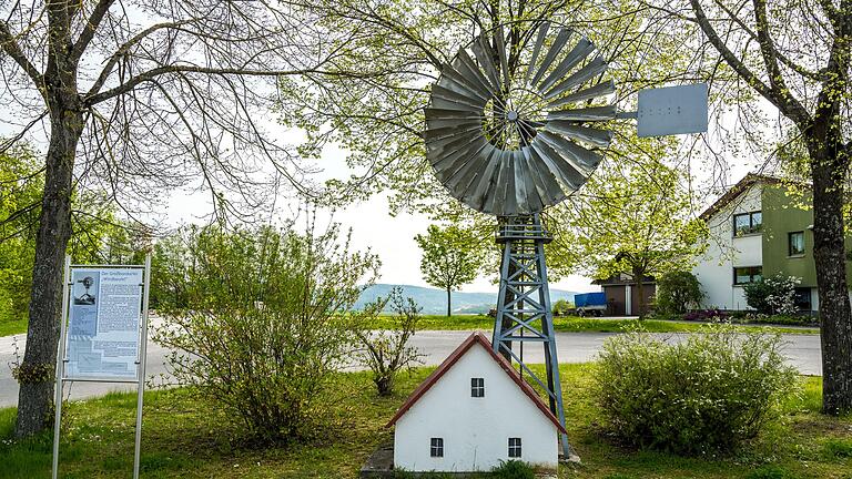 Das Modell eines Windrads erinnert an die autarke Stromversorgung, die 1921 in Großbardorf errichtet wurde.