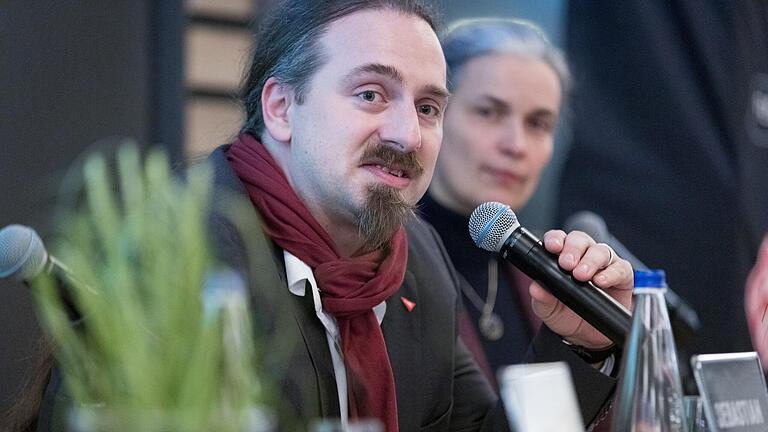 Sebastian Roth wurde wegen seiner Haltung zu Russland als Putinversteher bezeichnet. Das hat ihn getroffen. Er sieht für die Friedensbewegung keinen Grund, Positionen zu überdenken (Archivbild). Sebastian Roth wurde wegen seiner Haltung zu Russland als Putinversteher bezeichnet. Das hat ihn getroffen. Er sieht für die Friedensbewegung keinen Grund, Positionen zu überdenken (Archivbild).