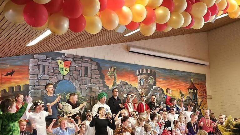 Show bei den Faschingsfreunden Aura. - Show bei den Faschingsfreunden Aura. Show bei den Faschingsfreunden Aura. - Show bei den Faschingsfreunden Aura.