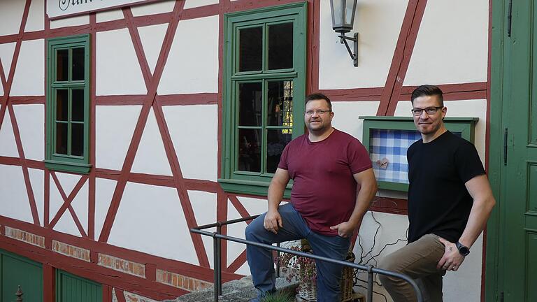 Marco Hepp (links), der zusammen mit Marcel Lümpert (rechts) den Museumsgasthof 'Zum Schwarzen Adler' in Fladungen führt, erzählt, wie er durch die Krise kommt - und warum die Situation auch etwas Positives für ihn hat.