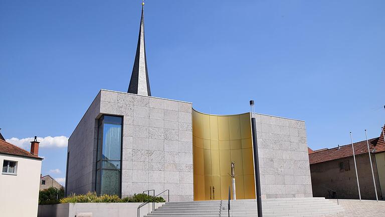 Bei der Kategorisierung der katholischen Kirchen zählt bei den A-Kirchen unter anderem auch der künstlerische Wert, hier die besonders gestaltete Kirche in Waigolshausen.