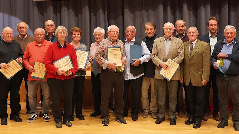 Die Geehrten für 50, 60 und 75 Jahre mit Kurt Vogel.