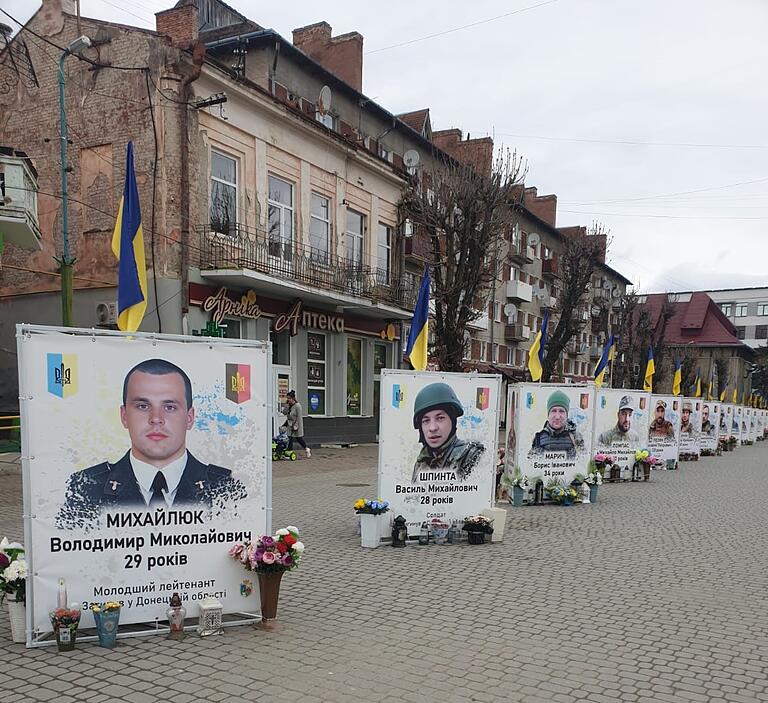 In dem Städtchen Nadwirna, in etwa so groß wie Gerolzhofen, kam Natascha Göb an 48 Plakaten vorbei. Jedes zeigte das Gesicht eines Einwohners, der im Krieg gefallen ist.