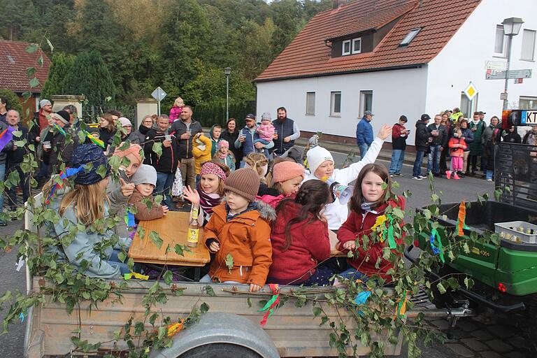 Auch die Kleinsten der 'Kerwas Kids' durften beim Umzug zur Kirchweih in Füttersee mitfahren.