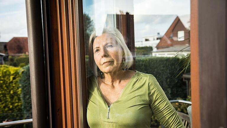 Eine Seniorin blickt aus dem Fenster.jpeg - Wann die Rente ausgezahlt wird, hängt auch damit zusammen, wann Rentnerinnen und Rente den Ruhestand angetreten haben. Eine Seniorin blickt aus dem Fenster.jpeg - Wann die Rente ausgezahlt wird, hängt auch damit zusammen, wann Rentnerinnen und Rente den Ruhestand angetreten haben.