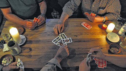 Schafkopfer: Werner, Otto, Gerd und Christian &ndash; von oben betrachtet &ndash; beim Zocken in der Gemündener Hütte. Wie die Herren aussehen &ndash; siehe unten.