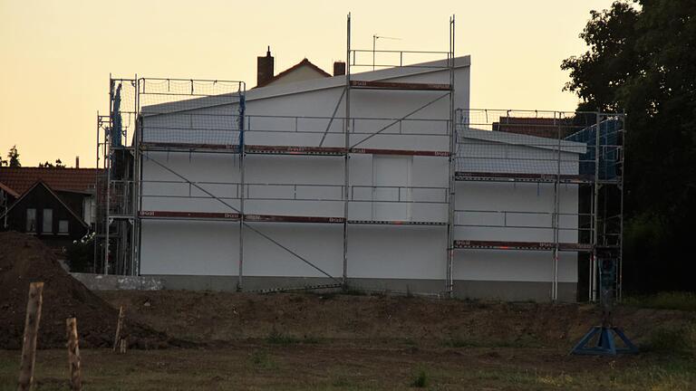 Die Grundschule in Kaltensondheim grenzt an das neue Baugebiet Pförtlein an. Die Schule wird derzeit noch saniert und benötigt zum Baugebiet hin noch eine Fluchttreppe.