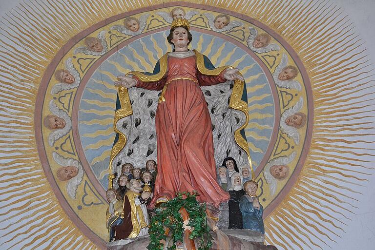 Darstellung in der Schutzmantelkapelle bei Merkershausen. Das Altarbild zeigt Maria als „Schutzmantelmadonna“ , die unter ihrem Mantel die Bevölkerung von Merkershausen aufnimmt.