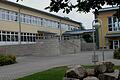 Blick auf die Schule an der 'Oberen Heuernte' in Ebelsbach, deren Eigentumsverhältnisse unter den Mitgliedsgemeinde des Schulverbands strittig sind, was vor Gericht geklärt werden soll.