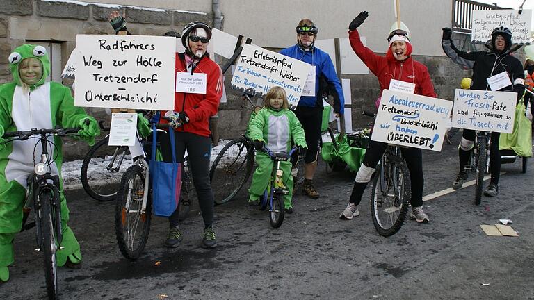 Viele in der Bevölkerung sind unzufrieden. Auch bei einem Faschingszug machten sie in der Vergangenheit schon ihrem Unmut über das Fehlen eines Radwegs entlang der Staatsstraße Luft.