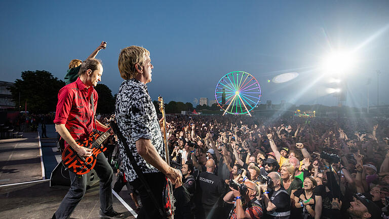 Am Samstag, 3. Juni 2023 standen bei Rock im Park in Nürnberg unter anderem die Bands Machine Gun Kelly, die Toten Hosen, Bring me the Horizon bei bestem Sommerwetter auf den Bühnen.
