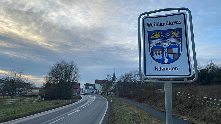 Der Weg von Gerolzhofen nach Volkach führt durch Frankenwinheim, ehe vor Krautheim der Landkreis Kitzingen beginnt. Kurz davor, noch im Landkreis Schweinfurt, liegt der Aussiedlerhof von Thomas Horn. Der Weg von Gerolzhofen nach Volkach führt durch Frankenwinheim, ehe vor Krautheim der Landkreis Kitzingen beginnt. Kurz davor, noch im Landkreis Schweinfurt, liegt der Aussiedlerhof von Thomas Horn.