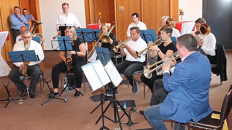 Flotte Marschmusik, Fränkisches und ein Geburtstagsständchen steuerte die Band des Landratsamtes, bestehend aus aktiven und ehemaligen Amtsangehörigen, zum Geburtstag bei. Den Ton gab Dominik Sitter (rechts) an. Flotte Marschmusik, Fränkisches und ein Geburtstagsständchen steuerte die Band des Landratsamtes, bestehend aus aktiven und ehemaligen Amtsangehörigen, zum Geburtstag bei. Den Ton gab Dominik Sitter (rechts) an.