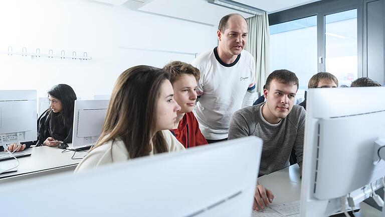 Die digitale Ausstattung an Schulen wird flächendeckend ausgebaut. Bürokratische Vorgaben erschweren allerdings den Ausbau der Internetanschlüsse und die Ausstattung mit digitalen Endgeräten, hieß es im Kitzinger Kreis-Ausschuss für Bildung und Soziales. Das Symbolbild zeigt Schüler einer Beruflichen Oberschule in Würzburg in einem EDV-Raum der Schule. Die digitale Ausstattung an Schulen wird flächendeckend ausgebaut. Bürokratische Vorgaben erschweren allerdings den Ausbau der Internetanschlüsse und die Ausstattung mit digitalen Endgeräten, hieß es im Kitzinger Kreis-Ausschuss für Bildung und Soziales. Das Symbolbild zeigt Schüler einer Beruflichen Oberschule in Würzburg in einem EDV-Raum der Schule.