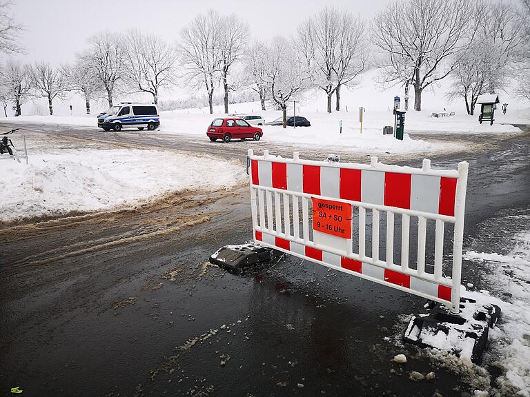 Nicht jeder Verkehrsteilnehmer hielt sich am Wochenende an die Sperrung der Parkplätze in der hessischen Rhön, wie hier am Schwedenwall. Nicht jeder Verkehrsteilnehmer hielt sich am Wochenende an die Sperrung der Parkplätze in der hessischen Rhön, wie hier am Schwedenwall.