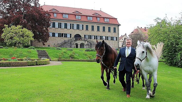 Ferdinand Fürst zu Castell-Castell freut sich auf die Schlossparktage. Wo er jetzt noch mit den Pferden unterwegs ist, wird in Kürze ein Fest unter dem Motto „Schöne Dinge – Gute Zeit“ gefeiert. Ferdinand Fürst zu Castell-Castell freut sich auf die Schlossparktage. Wo er jetzt noch mit den Pferden unterwegs ist, wird in Kürze ein Fest unter dem Motto „Schöne Dinge – Gute Zeit“ gefeiert.