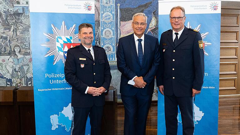 Amtswechsel (von links): Polizeidirektor Michael Libionka, Leitender Kriminaldirektor a. D. Armin Kühnert und Polizeipräsident Detlev Tolle. Amtswechsel (von links): Polizeidirektor Michael Libionka, Leitender Kriminaldirektor a. D. Armin Kühnert und Polizeipräsident Detlev Tolle.
