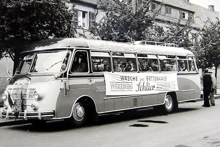 Betriebsausflug 1950: Am Bus prangt die Werbung für das 'Wäsche- und Bettenhaus Schlier'. Betriebsausflug 1950: Am Bus prangt die Werbung für das 'Wäsche- und Bettenhaus Schlier'.
