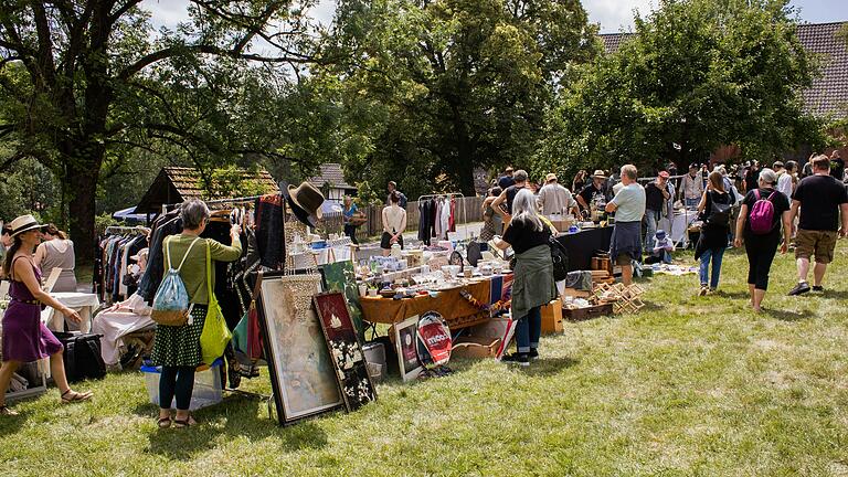 Der 'Kukukmarkt' ist ein Flohmarkt mit besonderen Ständen. Der 'Kukukmarkt' ist ein Flohmarkt mit besonderen Ständen.