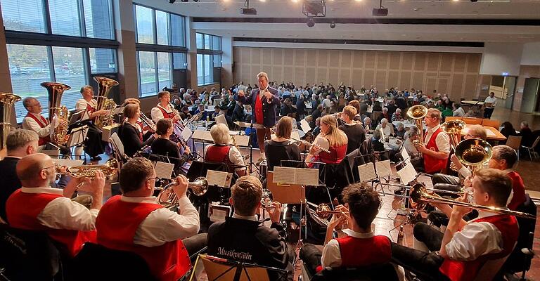 Den Kirchgang der Vereine prägen seit 36 Jahren die Veitshöchheimer Musikanten, in dem sie unter anderem unter der Leitung von Martin Dieser die Gäste im Saal mit stimmungsvoller Blasmusik unterhalten.